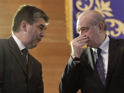Jorge Fernández e Ignacio Cosidó, en un acto de la policía.
