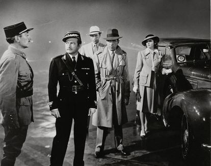 Escena final de 'Casablanca', con Claude Rains y Humphrey Bogart en el centro de la imagen.