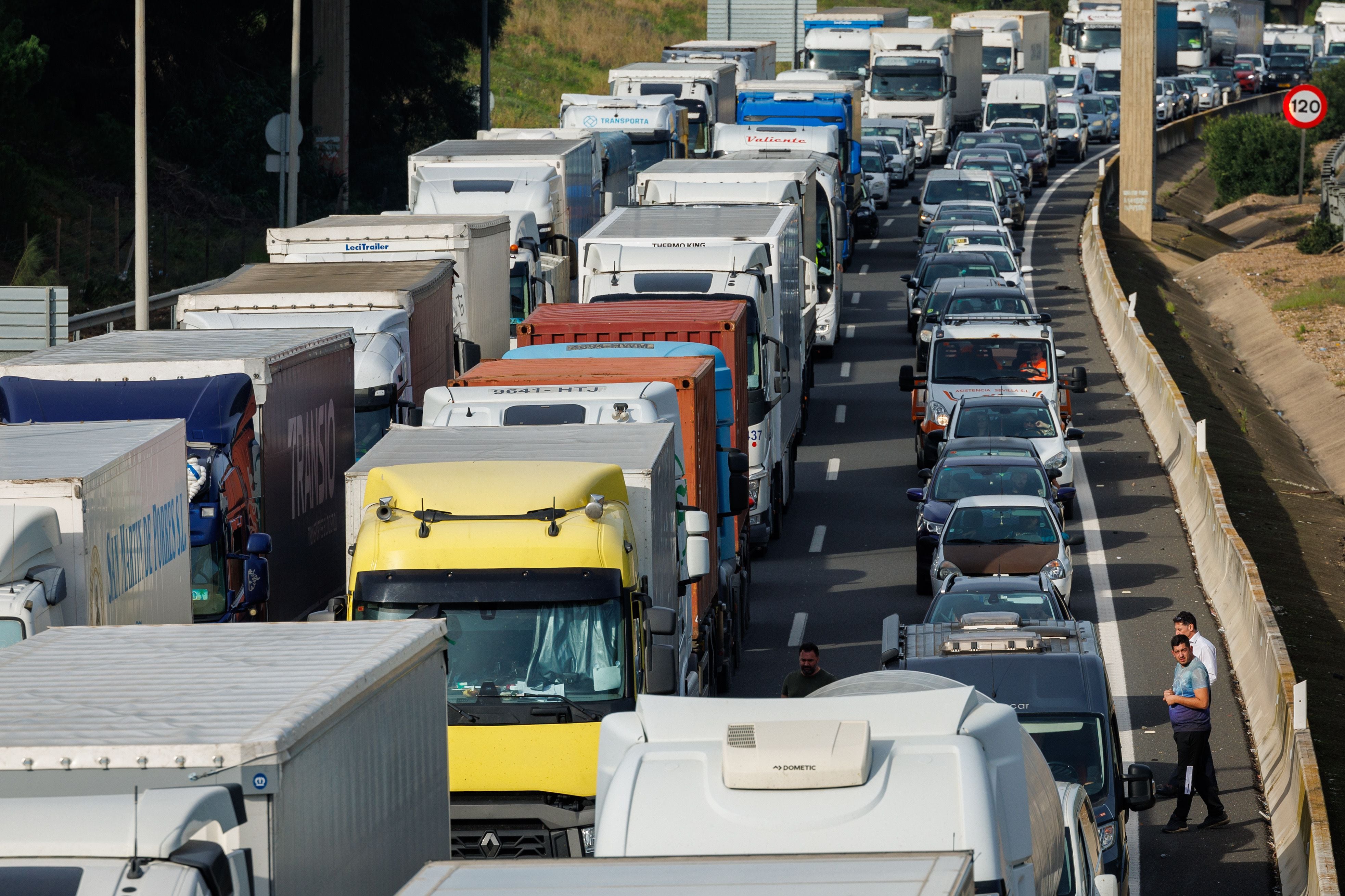 Retenciones en la A-49 Sevilla-Huelva a la altura de Benacazón (Sevilla).