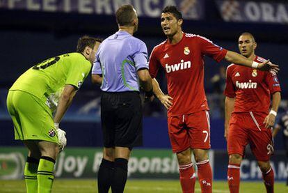 Cristiano Ronaldo se queja al árbitro tras una acción.