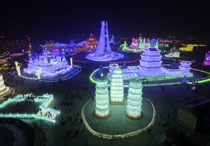 Vista nocturna de los edificios de hielo de Harbin.