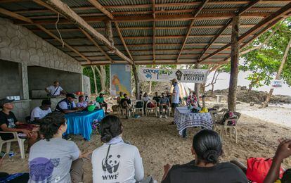 Una reunión con visitantes de miembros del Consejo Comunitario del Río Acandí y Zona Costera Norte, Cocomanorte, uno de los tres consejos comunitarios que coadministran con Parques Nacionales Naturales de Colombia este área protegida.