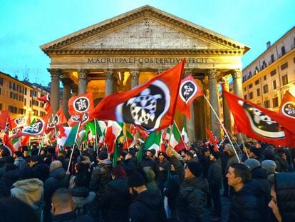 Manifestación de la organización fascista CasaPound delante del Panteón el 1 de mayo de 2018.