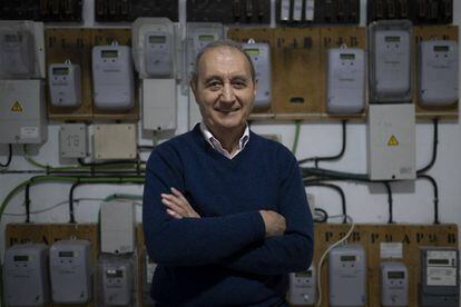 Antonio Moreno, ingeniero jubilado, junto al cuadro de contadores de su edificio.