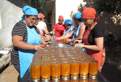 Vecinas del vecindario de El Barrial, en la ciudad cordobesa de San José (Argentina), envasan mermelada elaborada con frutos que ellas mismas han cosechado.