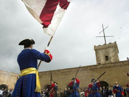 Soldados de la asociaci&oacute;n La Coronela en la patio de armas del castillo