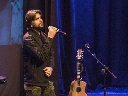 El cantante colombiano defiende el arte como una herramienta para  cambiar el mundo  en un encuentro con lectores de EL PAÍS
