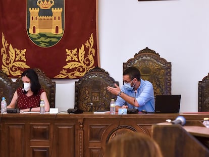 El alcalde de La Línea de la Concepción, Juan Franco, durante el pleno para aprobar una consulta popular para decidir si el municipio traslada al Gobierno y a las Cortes su petición de ser declarado como Ciudad Autonómica.