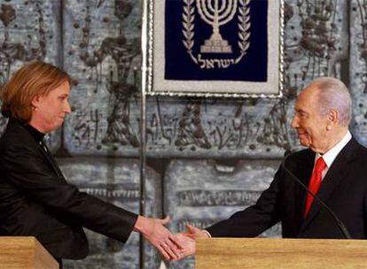 Simon Peres y Tzipi Livni se dan la mano al término de una rueda de prensa.