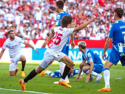 Bryan Gil celebra el primer gol del Sevilla al Espanyol.