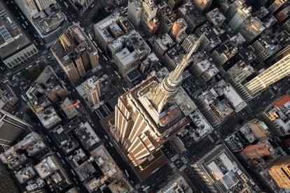 Este impactante rascacielos <i>art déco</i> ha aparecido en decenas de películas, desde <i>King Kong</i> (1933) a <i>Independence Day</i> (1996), y sigue ofreciendo una de las mejores vistas de Nueva York, sobre todo cuando se pone el sol y se encienden las luces de toda la ciudad. Puede que para muchos el edificio Chrysler sea más bonito y que el rascacielos 432 Park Avenue, con sus 426 metros, sea más alto, pero la joya del <i>skyline</i> de Manhattan sigue siendo <a href="https://elviajero.elpais.com/elviajero/2020/03/11/album/1583919654_679800.html" target="_blank">el Empire State</a>. Subir a la cima es la experiencia neoyorquina por excelencia. Hay dos miradores: el de la 86ª planta, al aire libre, y, más arriba, en la 102º el mirador cubierto. Pero alcanzar el cielo tiene siempre su purgatorio obligatorio: las largas colas para coger los ascensores.