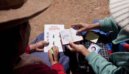 Varias personas sujetan documentación relativa al 'Proyecto Quipu'.