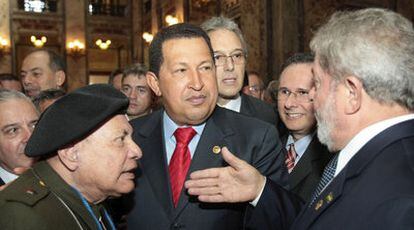 El presidente venezolano y su homólogo brasileño, Luiz Inácio Lula da Silva, durante la ceremonia de investidura del uruguayo Mugica.