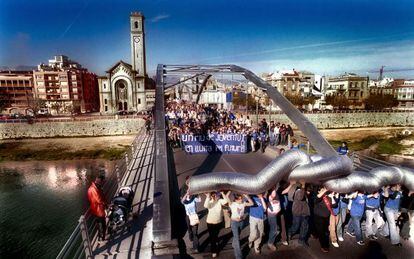 Manifestaci&oacute;n en 2002 en Tortosa en contra del trasvase del Ebro. 