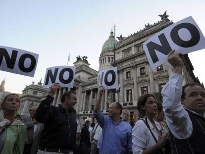 Miembros de la comunidad judía protestan al exterior del Parlamento argentino