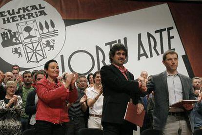 El secretario general de EA, Pello Urizar (centro), junto a los líderes 'abertzales' Rufi Etxebarria (dándole la mano) y Jone Goirizelaia.