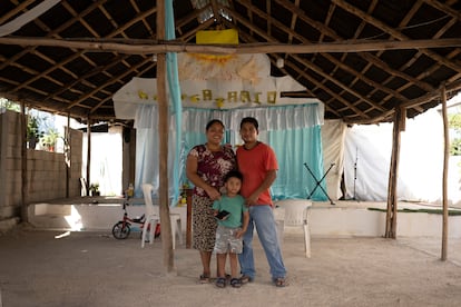 Berenice de 23, Emanuel de 4 y Rusbin Mateo de 29 años, son habitantes de la colonia Sacbe ubicada en Tulum.