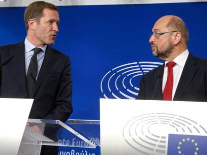 El líder valón, Paul Magnette, junto al presidente de la Eurocámara, Martín Schulz, esta mañana.