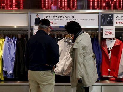 Dos clientes en una tienda de Uniqlo en Tokio (Jap&oacute;n), el 6 de abril de 2016. 