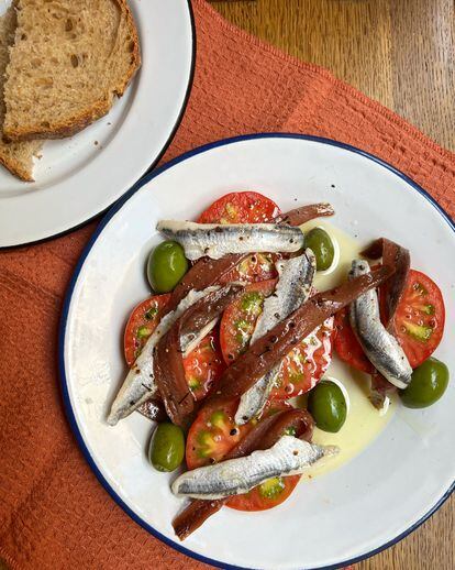 Con boquerones y en ensalada de tomate, para comerse un cubo