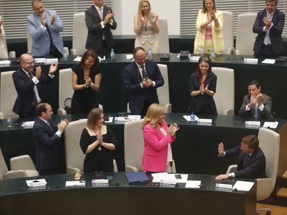 El alcalde de Madrid, José Luis Martínez-Almeida recibe los aplausos de sus concejales tras ser elegido en el Pleno de junio.