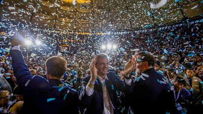 Alfonso Rueda, entre Alberto Núñez Feijóo y Mariano Rajoy, el día 3 en Pontevedra.