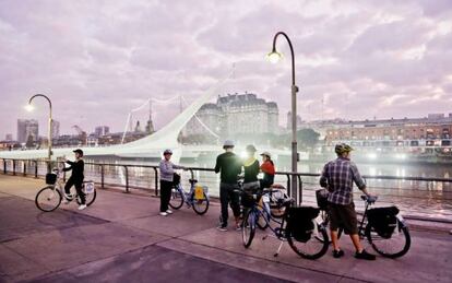 Uno de los circuitos ciclistas guiados que ofrece la empresa Biking Buenos Aires, a su paso por el porteño Puerto Madero.