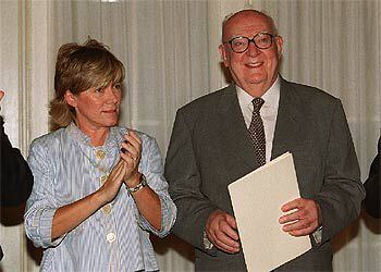 José Luis Borau y la ministra Pilar del Castillo, tras recibir el primero el Premio Nacional de la Cinematografía 2002.