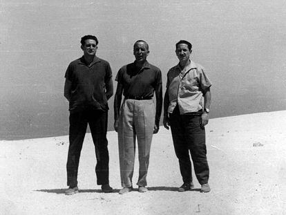 Joaquín Satrústegui, Fernando Álvarez de Miranda y Jaime Miralles, en Fuerteventura tras regresar de Múnich en 1962.