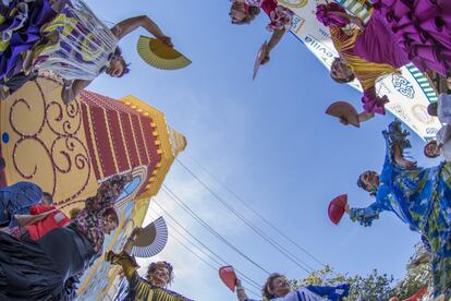 GRA222. SEVILLA, 02/05/2017.- Un grupo de mujeres bailan en el Real de la Feria de Abril de Sevilla. El cambio de fecha puesto en marcha este año en la feria de Sevilla, que ha supuesto que comience y termine en fin de semana, ha provocado un aumento del 10 % del número de visitantes, lo que para el Ayuntamiento es indicativo de la aceptación que ha tenido la modificación. EFE/Raúl Caro