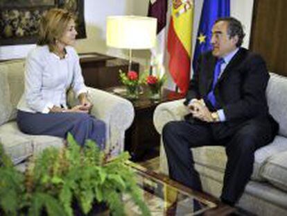 La presidenta de Castilla-La Mancha, Mar&iacute;a Dolores de Cospedal, durante la reuni&oacute;n que mantuvo ayer en Toledo con el presidente de la CEOE, Juan Rosell. EFE/Ismael Herrero