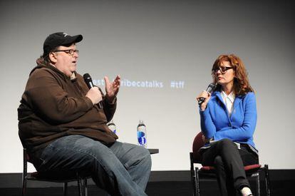 El director Michael Moore y la actriz Susan Sarandon en una charla.