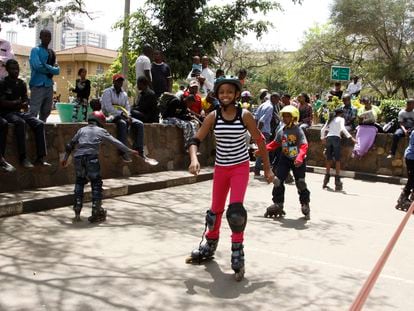 Jóvenes patinan en el centro de Nairobi (Kenya).