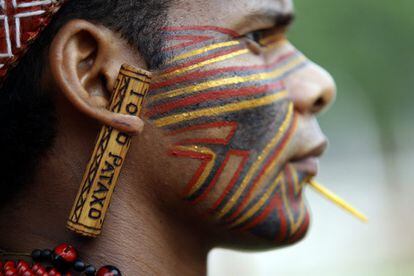 En el marco del evento, que cuenta con el apoyo de la ONU, los participantes practicarán a lo largo de diez días deportes característicos de las comunidades indígenas. En la imagen, un indígena brasileño .