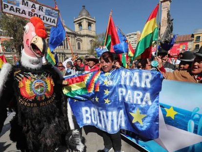 Bolivianos protestan contra el fallo de La Haya.