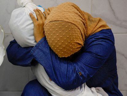 Imagen ganadora de los Premios Ortega y Gasset de Periodismo: una mujer palestina, Inas Abu Maamar, abraza el cuerpo de su sobrina de 5 años, Saly, muerta tras un ataque israelí, el 17 de octubre de 2023, en el hospital de Nasser, en Gaza.