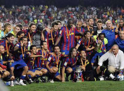 Los jugadores del Barcelona posan con el trofeo a la conclusión del encuentro.