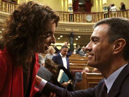 El presidente del Gobierno, Pedro Sánchez (d) conversa con la ministra de Hacienda, María Jesús Montero al finalizar la primera jornada del debate presupuestario en el Congreso. 