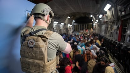 Evacuación en un avión militar estadounidense en el aeropuerto de Kabul este martes.