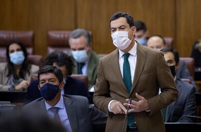The president of the Junta de Andalucía, Juan Manuel Moreno, together with the Andalusian vice-president, Juan Marín, during his speech at the government control session in the Andalusian Parliament.