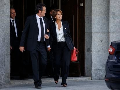 El fiscal general del Estado, Álvaro García Ortiz, y su antecesora, Dolores Delgado, en octubre de 2022.