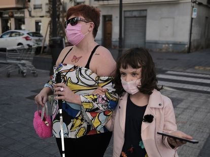 Anna Sánchez y su hija, en uno de los paseos por Valencia para el proyecto Blind wiki.