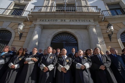 Magistrados y jueces de la Audiencia Provincial de Cádiz durante la concentración, el 14 de noviembre.