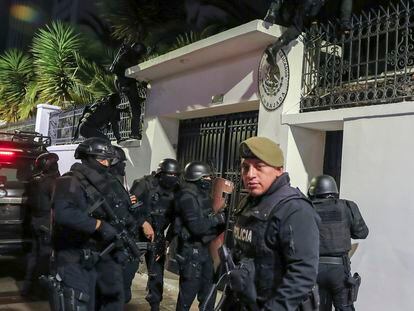 La policía de Ecuador irrumpe en la Embajada de México en Quito, este viernes.