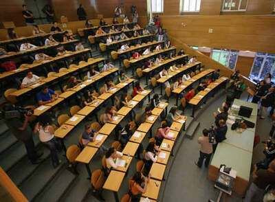 Estudiantes antes de realizar la prueba de selectividad en la Facultad de Odontología de la Universidad Complutense.