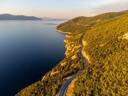 Una carretera serpenteando por la costa de Istria, en Croacia.