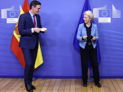 Pedro Sánchez y Ursula von der Leyen, este lunes en Bruselas.