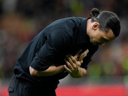 Zlatan Ibrahimovic se despide de la afición del Milan.