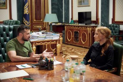 El presidente ucranio, Volodímir Zelenski, conversa con la actriz estadounidense Jessica Chastain, que este domingo ha visitado Kiev.