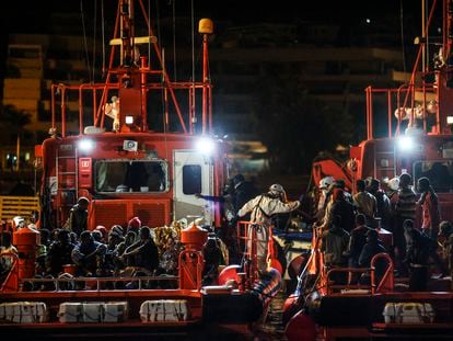 Llegada de migrantes al puerto de Los Cristianos en Tenerife, el miércoles.